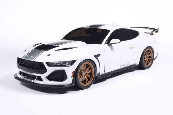 SHELBY MUSTANG SUPER SNAKE – WHITE / SILVER STRIPES – 2025 (SOLIDO, S1813806)